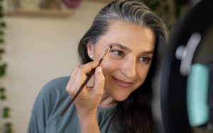 What is the trend in eyebrows in 2024?